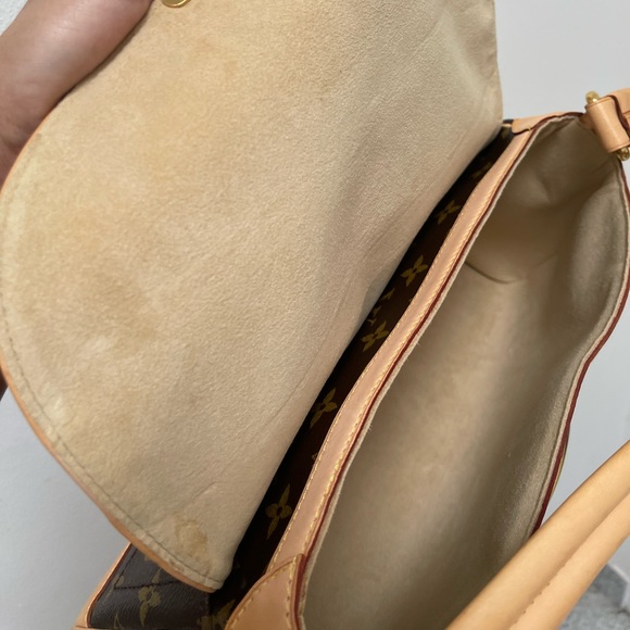 Louis Vuitton Beverly Handbag
Monogram Canvas MM great condition w/ dust bag - Picture 8 of 10